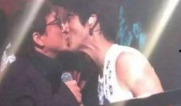 歌手队长接吻爆料视频,幕后真相令人震惊